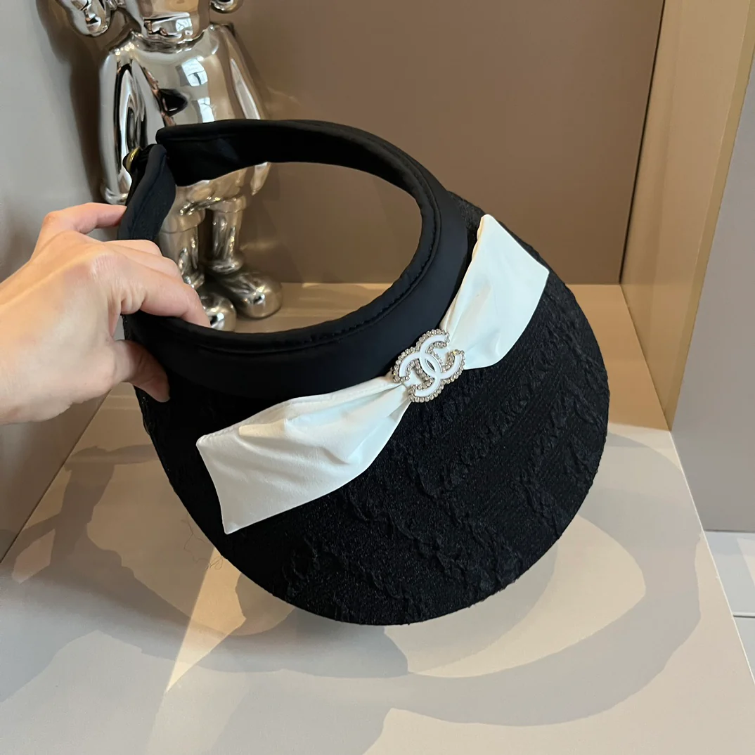 Солнцезащитная шляпа Chanel с кружевом и стразами - черная