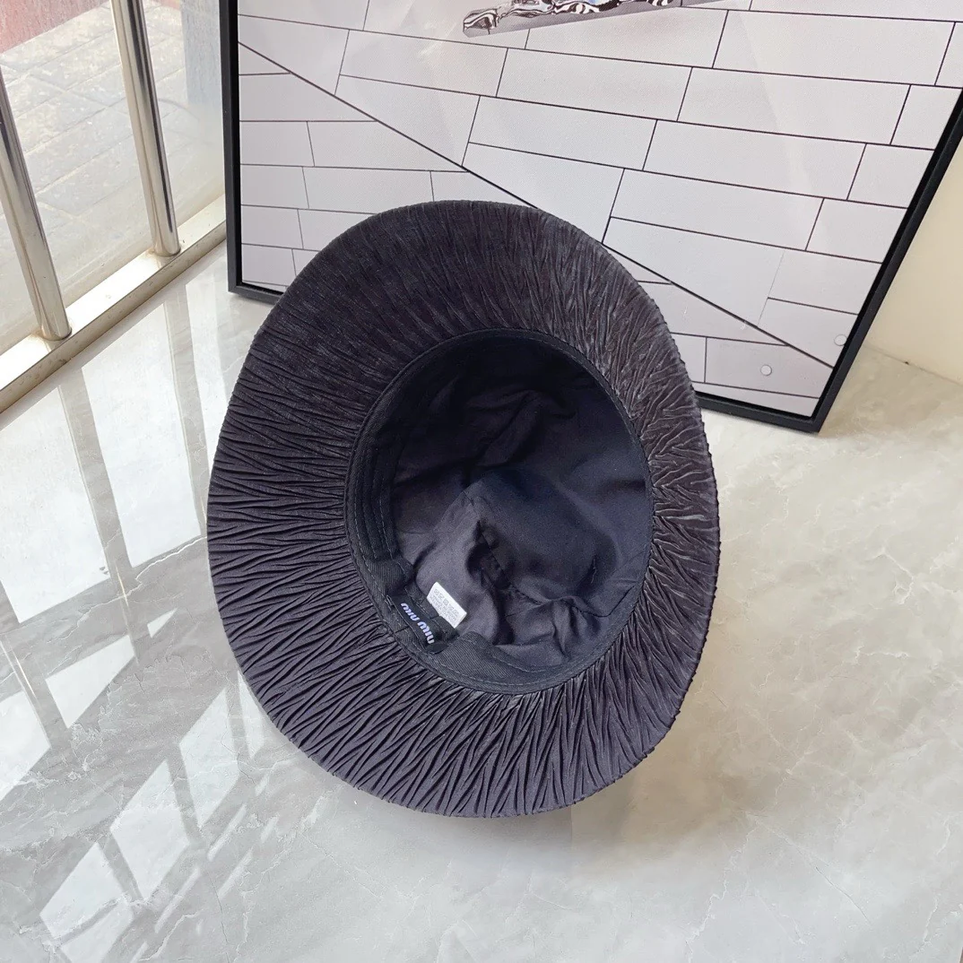 Панама Miu Miu с текстурированными рюшами и объемным дизайном - черная