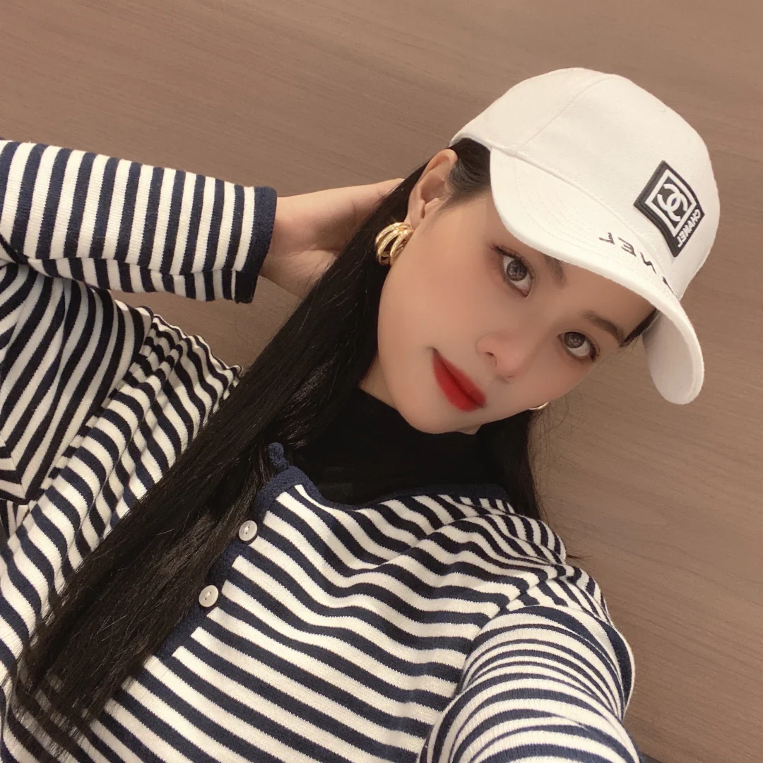 Chanel - Белая кепка-?уточка?