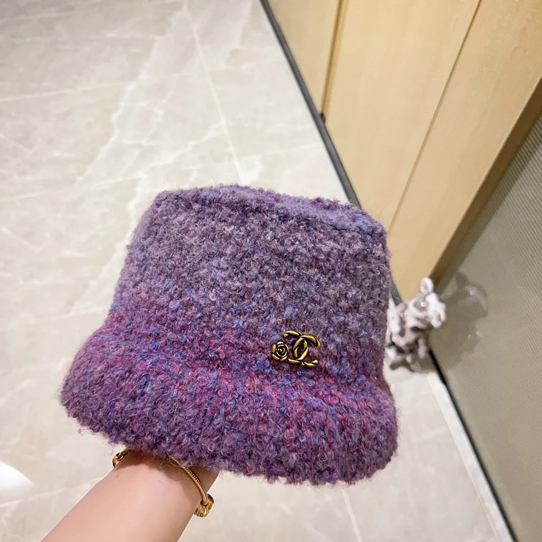 Новая кашемировая рыбацкая шляпа Chanel сезона осень/зима 2023, фиолетовая.