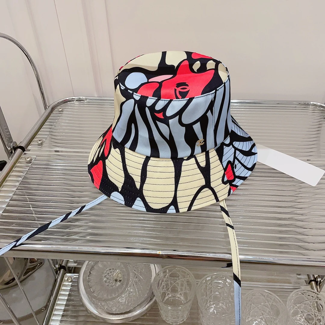 Лимитированная серия Chanel 2022 года: рыбацкая шляпа с граффити - 1 шт.