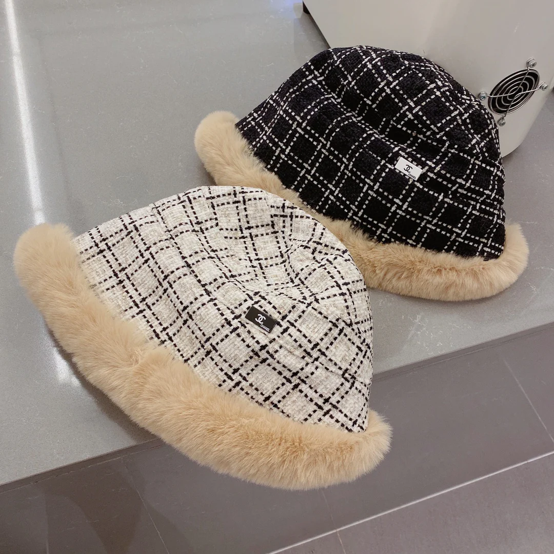 Chanel - Рыбацкая шляпа в клетку с мехом - Черная