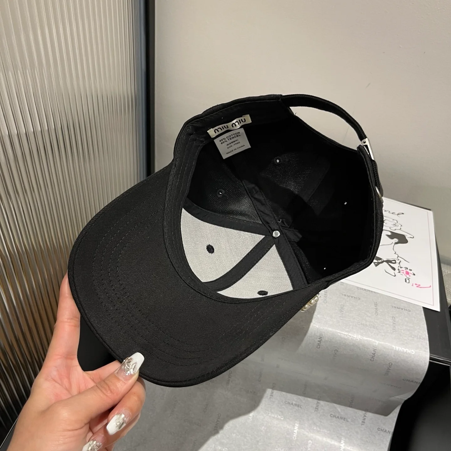 Бейсболка Miu Miu с жемчужным козырьком - черная