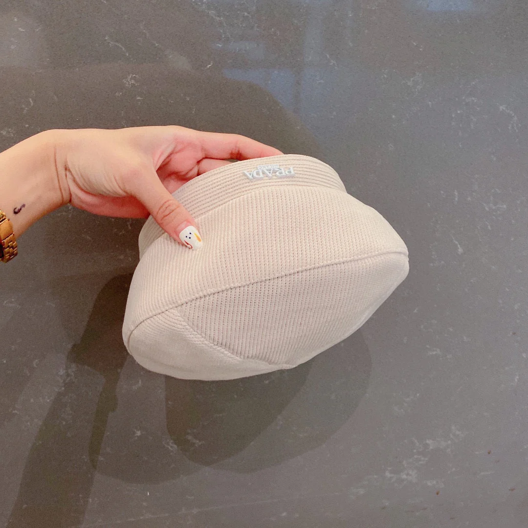 Берет Prada из вельвета - белый - 1