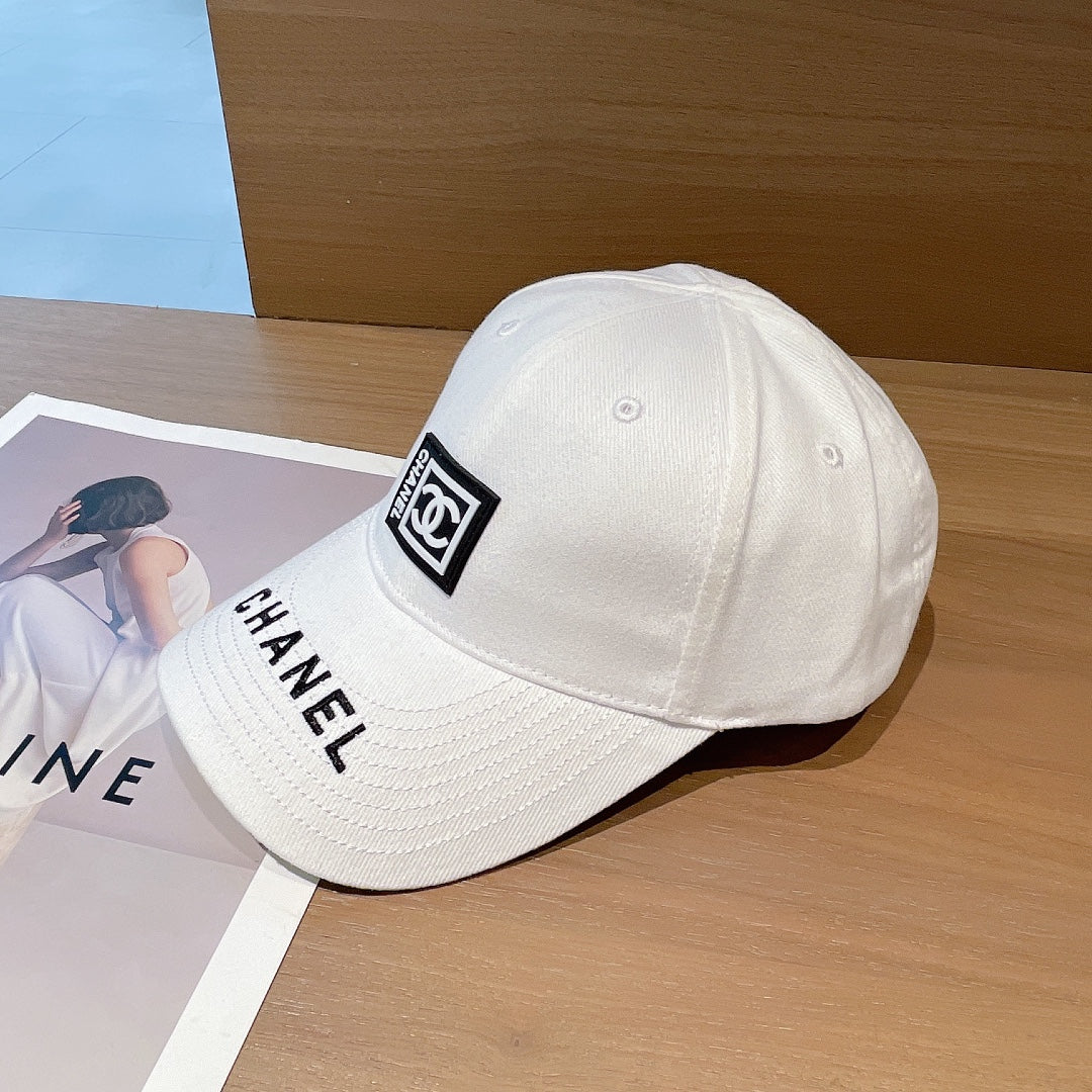 Chanel - Белая кепка-?уточка?