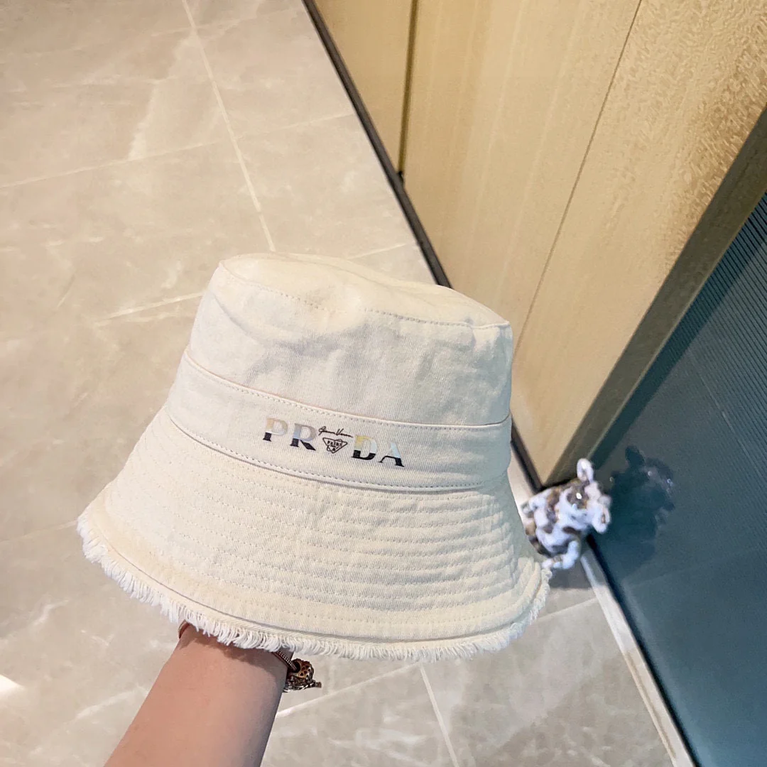 Новая рыбацкая шляпа Prada 2023 с кисточками на полях — белая.