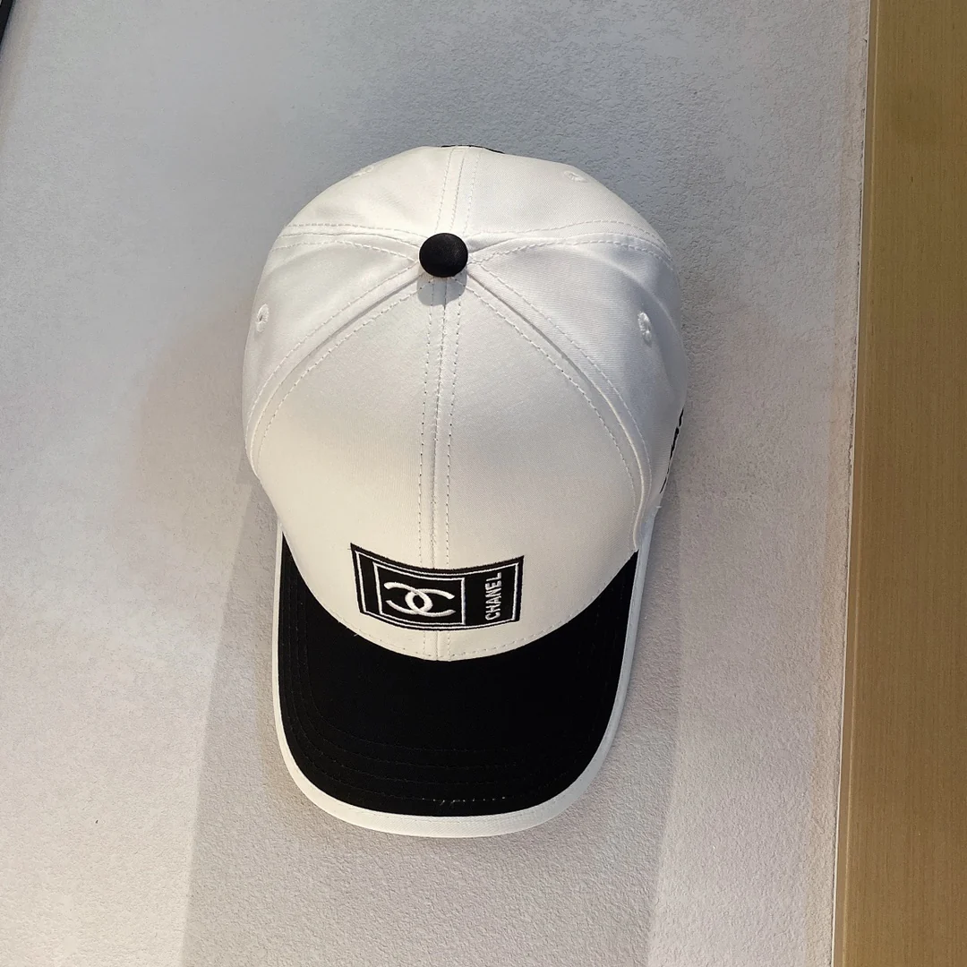 Новинка 2022 года от Chanel - кепка-?утиный клюв? - 2 шт.