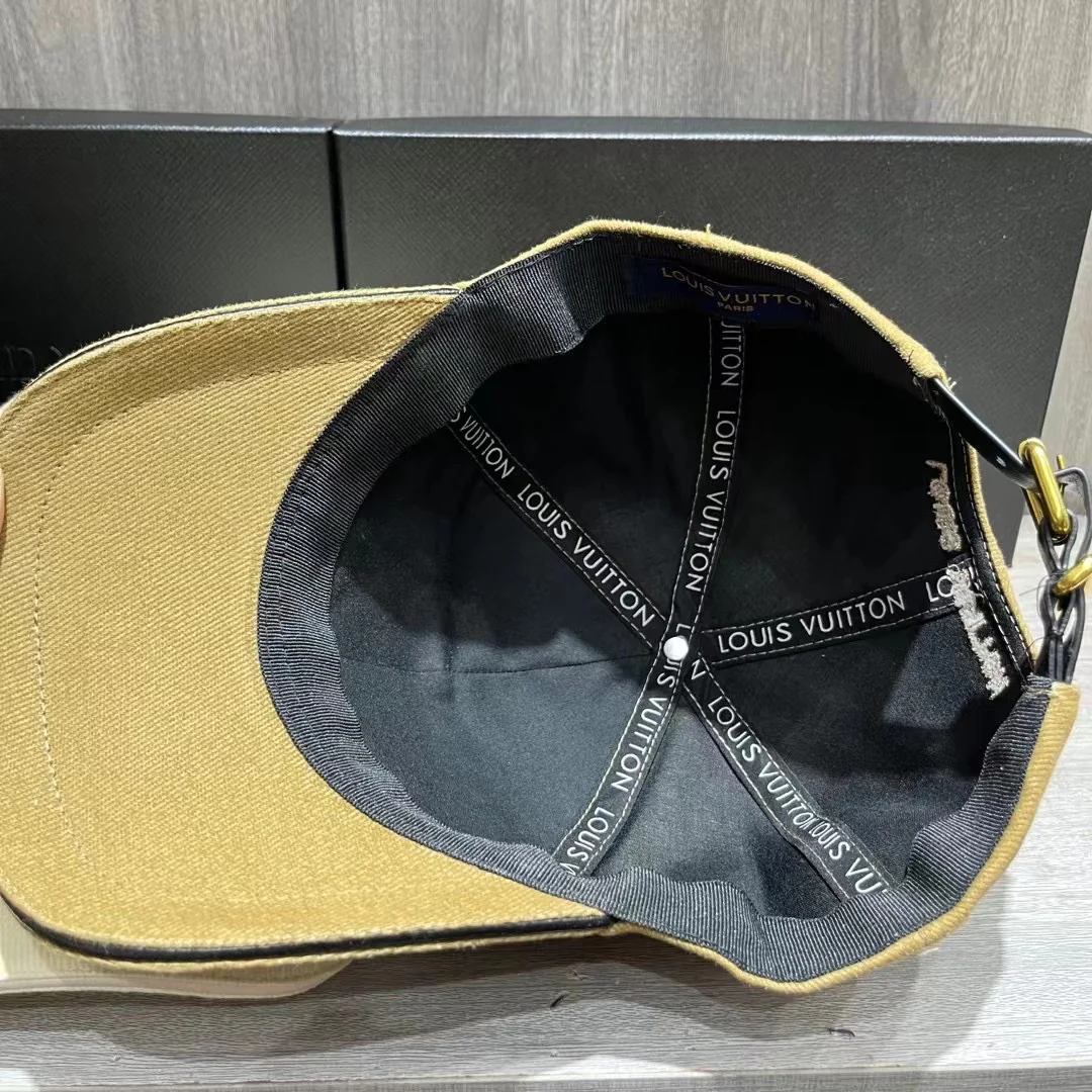 Бейсболка LV с вышивкой - 1