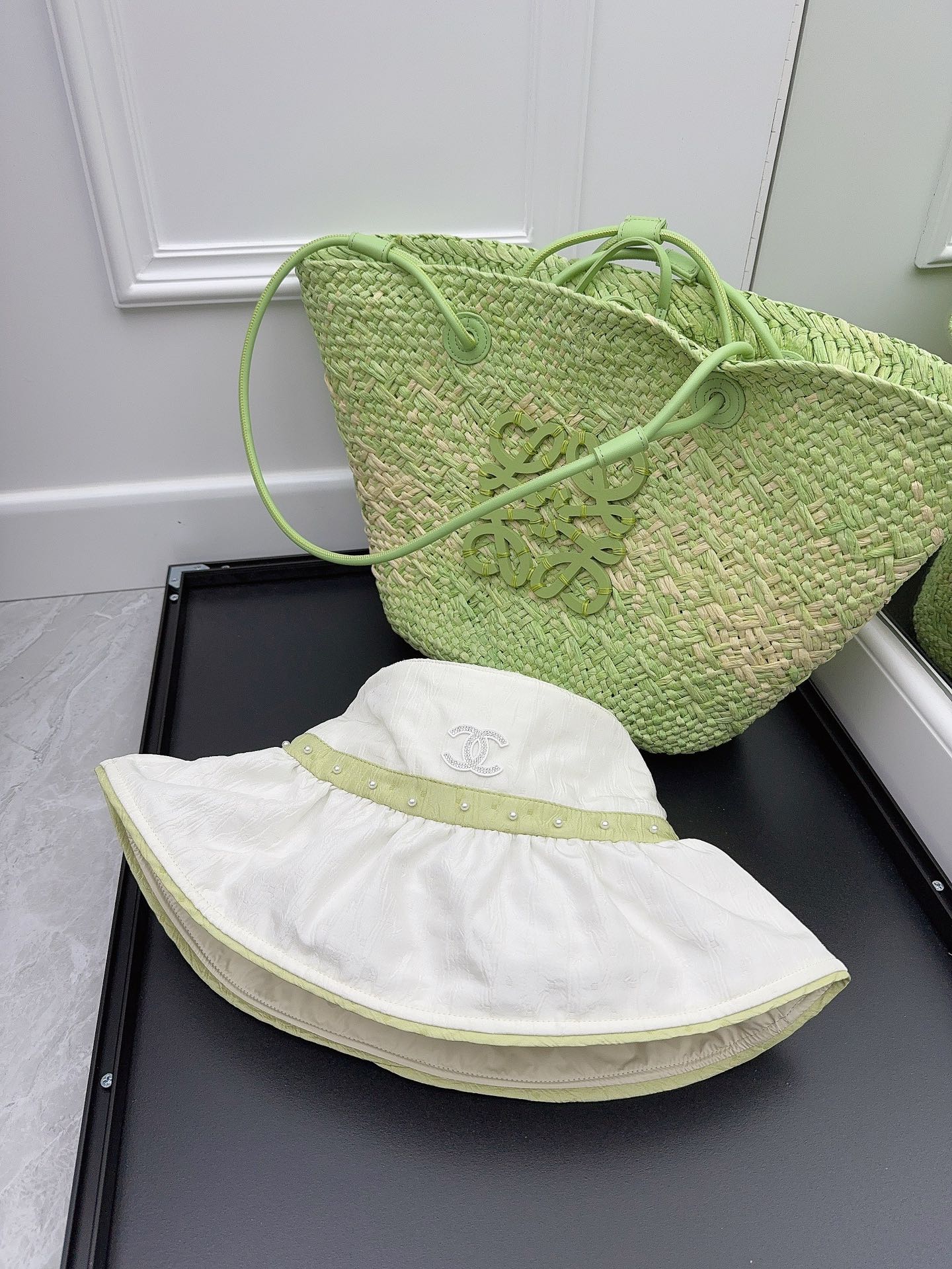 Chanel - Элегантная рыбацкая шляпа ручной работы с жемчугом