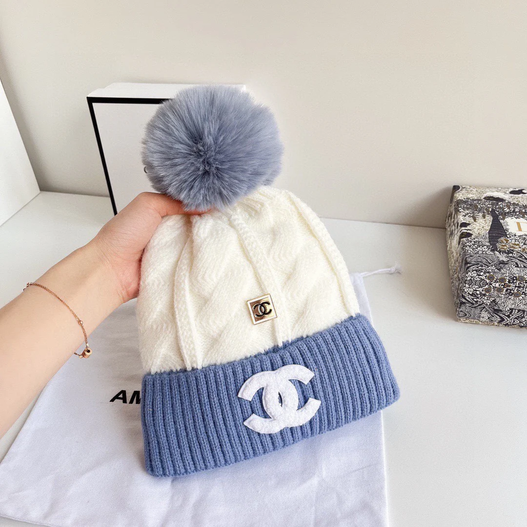 Шапка Chanel в европейском и американском стиле с цветовыми блоками.