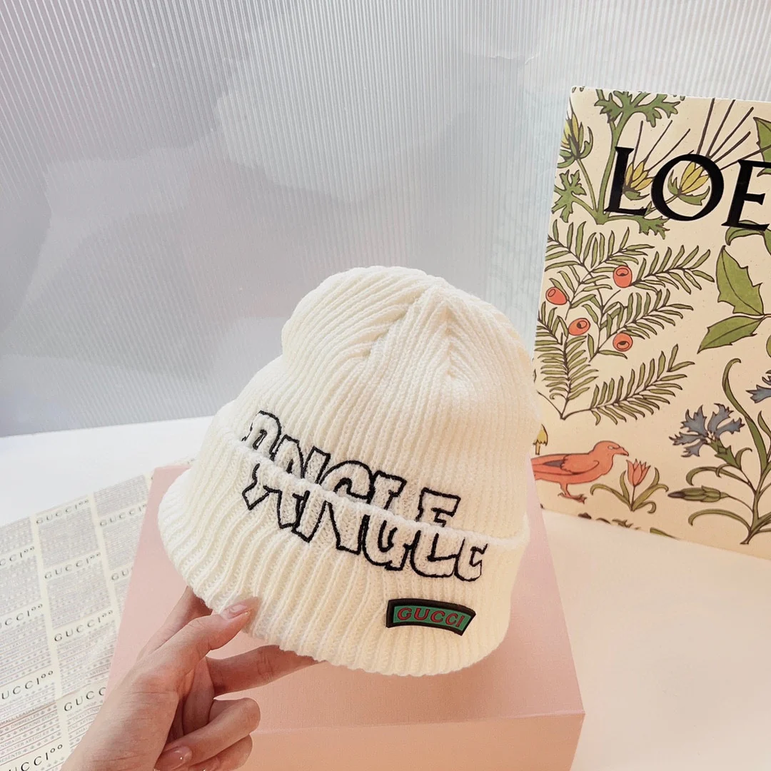 Вязаная шапка Gucci с буквами