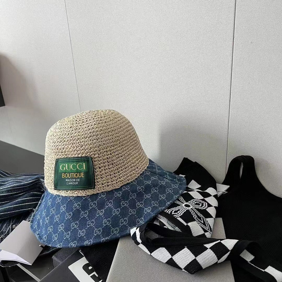 Соломенная шляпа Gucci с монограммой из джинсовой ткани.