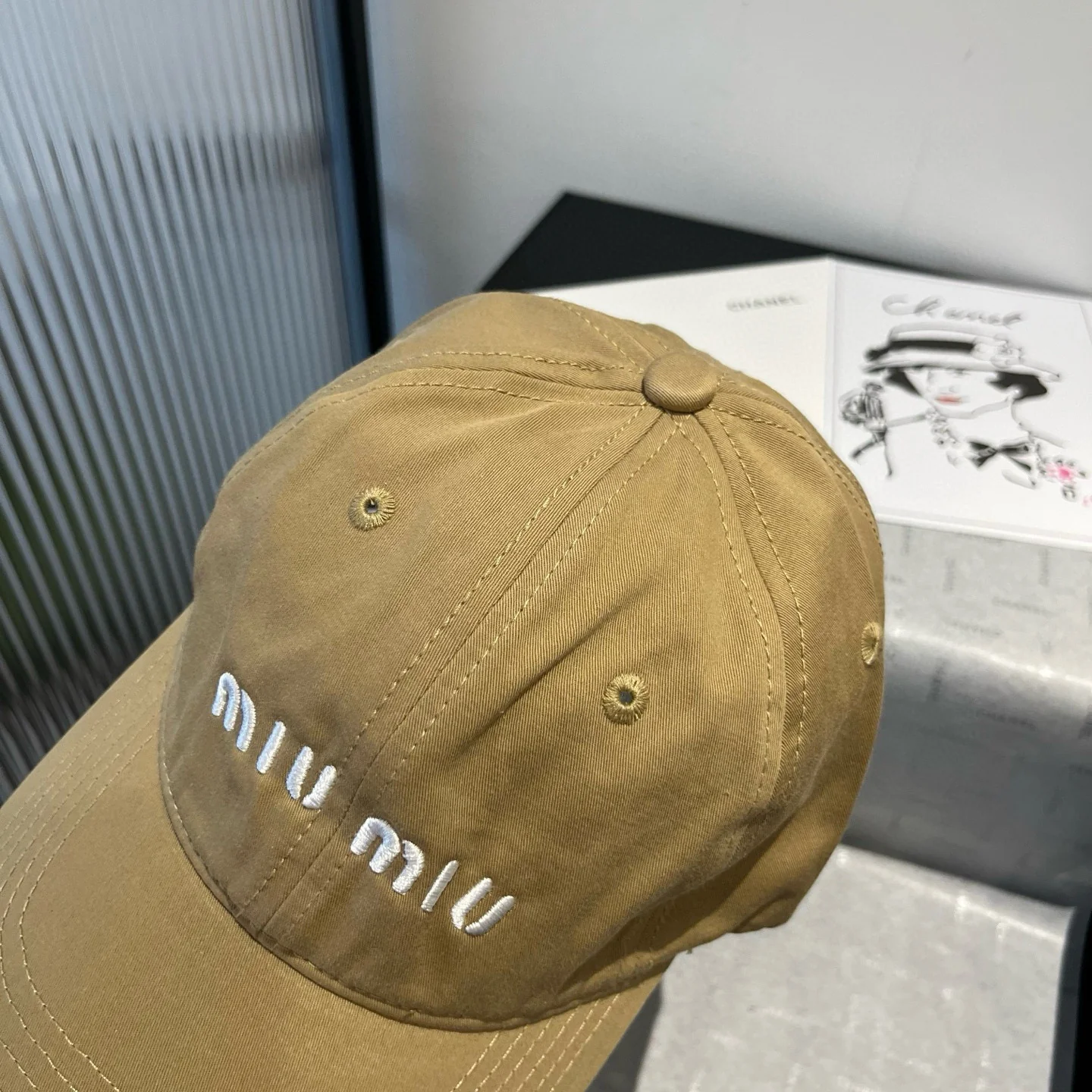 Бейсболка Miu Miu с вышитым логотипом — желто-коричневая.