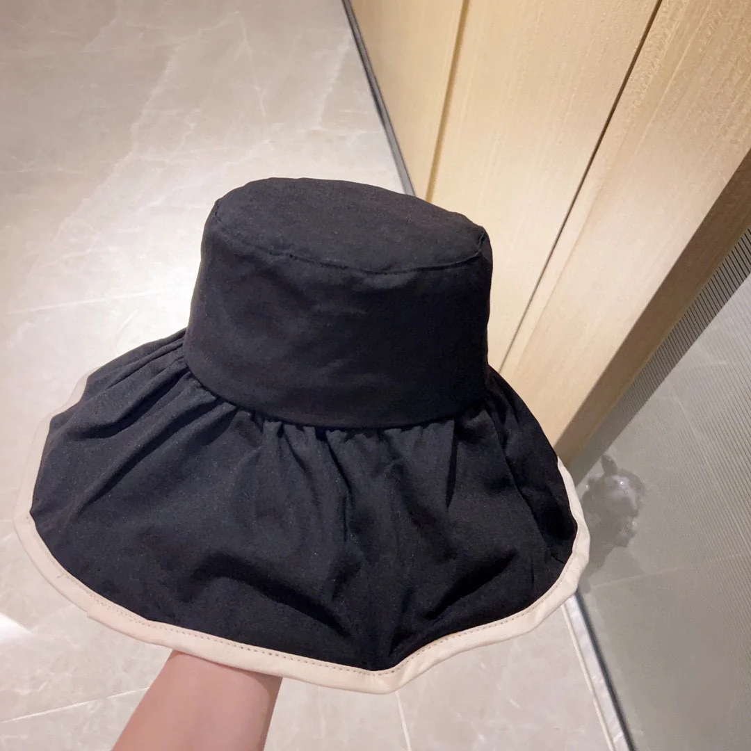 Новая элегантная широкополая рыбацкая шляпа Chanel 2023 года с гофрированной отделкой — черная.