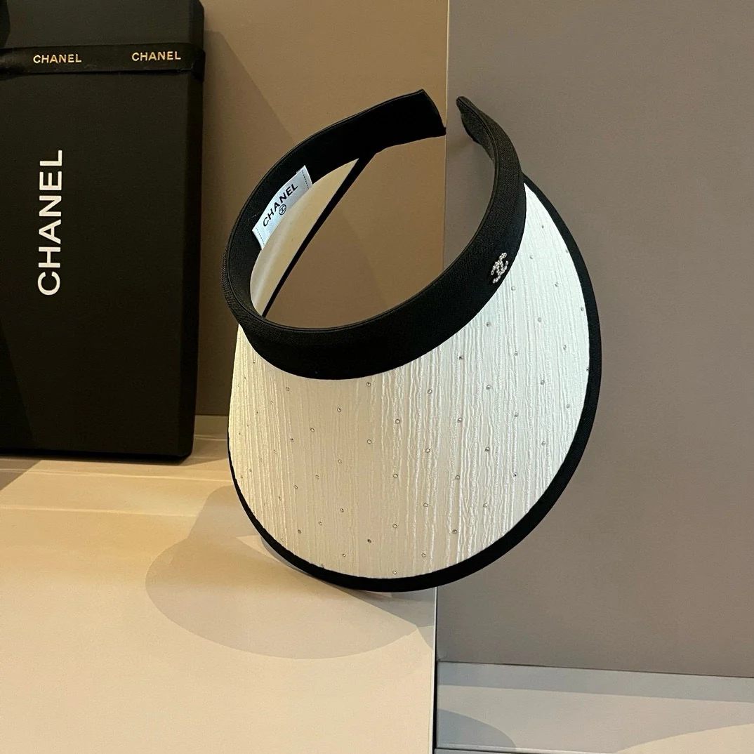 Chanel - Универсальная солнцезащитная шляпа со стразами - Белая
