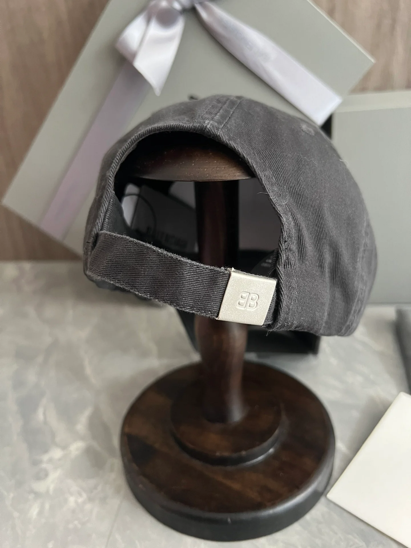 Balenciaga - Бейсболка в стиле ретро City Collection с эффектом потертости - Черная