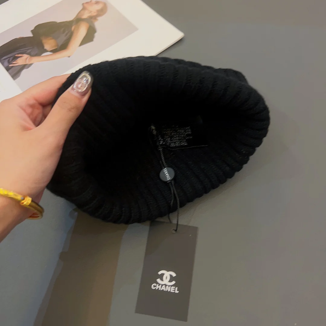 Chanel - Шапка-бини с вышивкой и пайетками - Черная