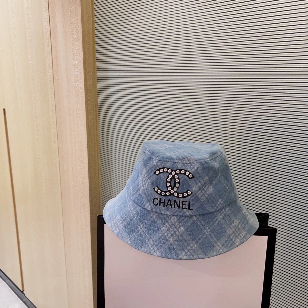 Новая летняя коллекция Chanel 2024: рыбацкая шляпа в клетку из денима, светло-голубая.