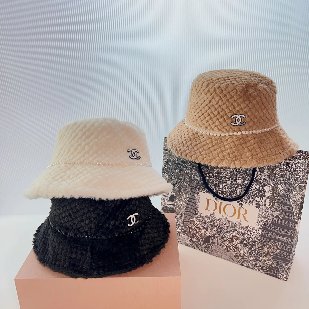 Chanel - Рыбацкая шляпа из флиса с жемчужной отделкой