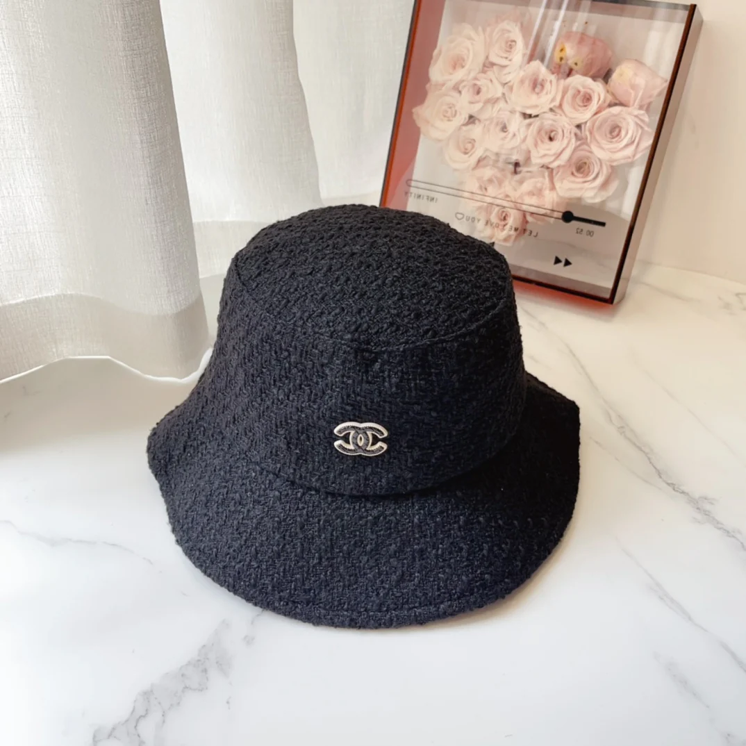 Chanel - Новая модель новой коллекции: шерстяная клетчатая рыбацкая шляпа крупной вязки - черная.