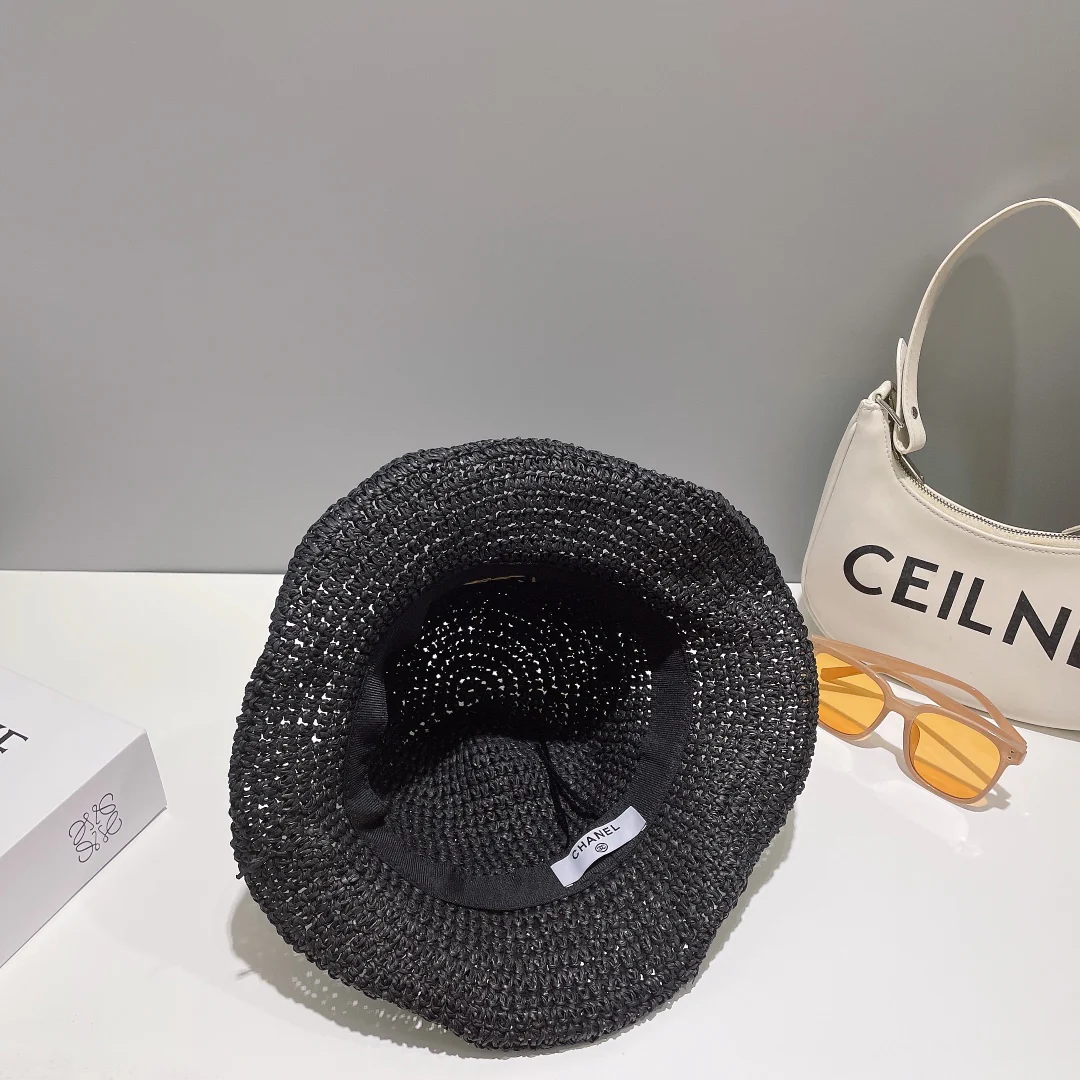 Новинка сезона весна/лето 2023 от Chanel — соломенная рыбацкая шляпа.