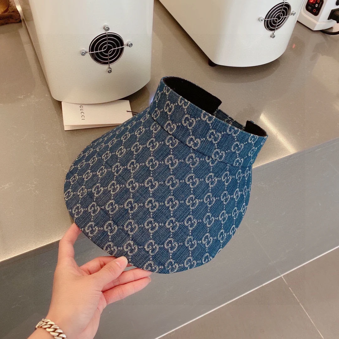 Новые поступления коллекции Gucci весна/лето 2023 - Широкополая шляпа с монограммой - Шляпа-козырек - Солнцезащитная шляпа