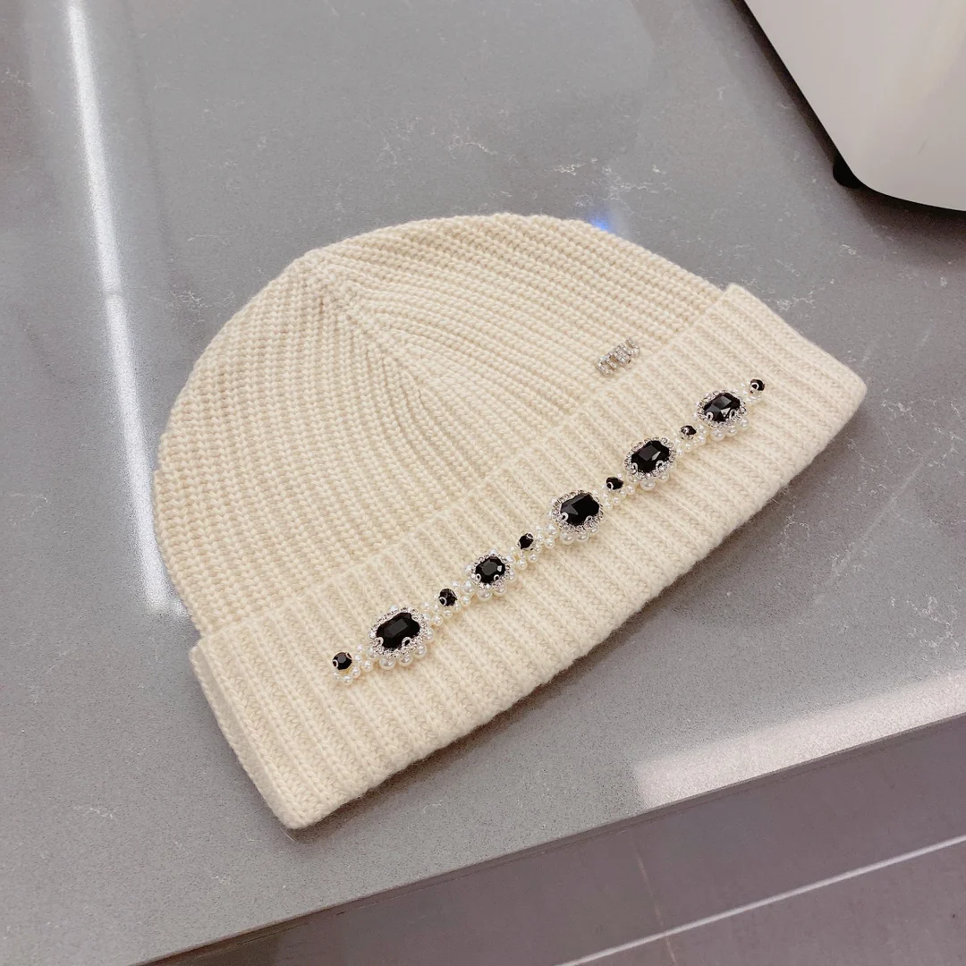 Miu Miu - Маленькая меховая шапочка с жемчужным рисунком - Белая