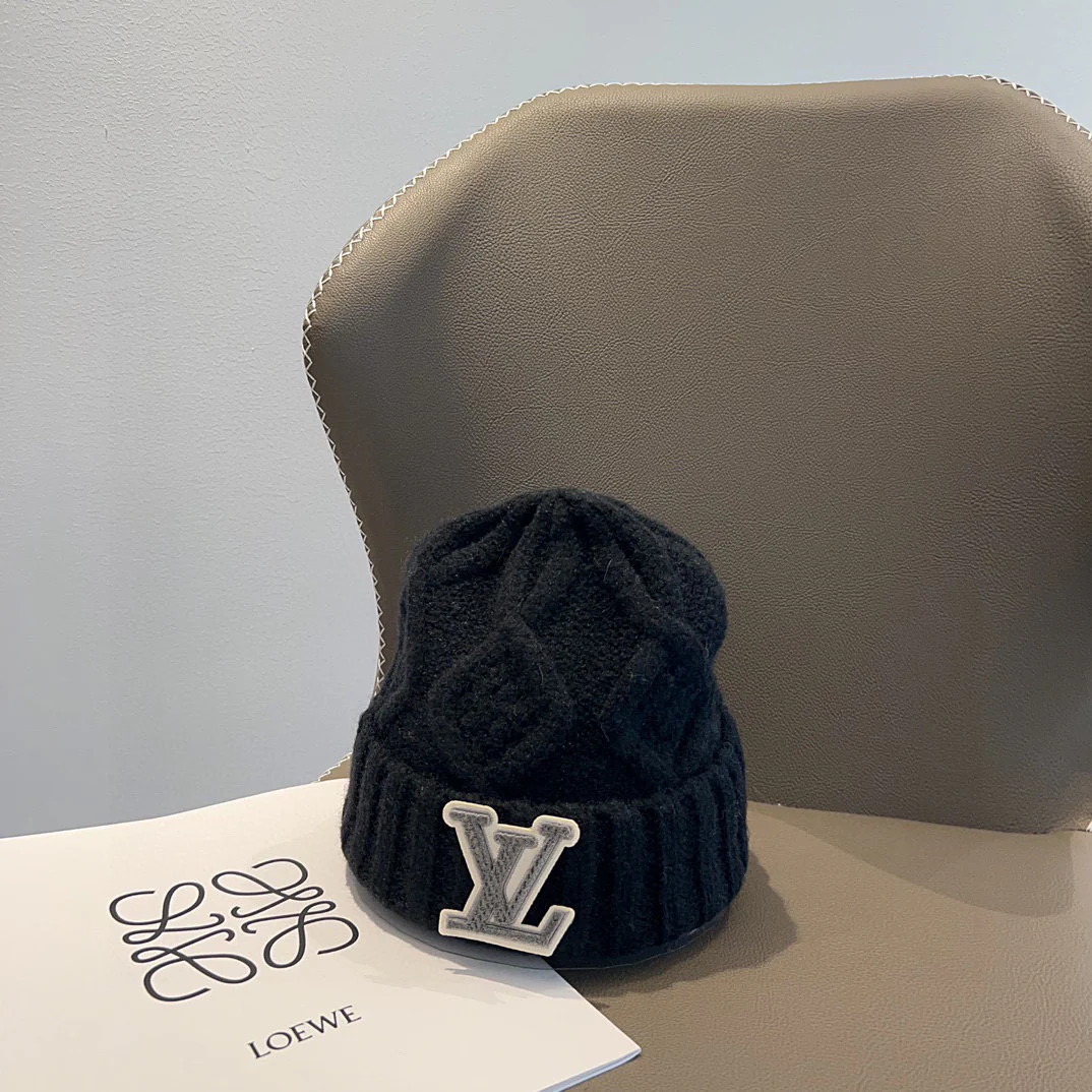 Вязаная шапка с логотипом LV, черная.