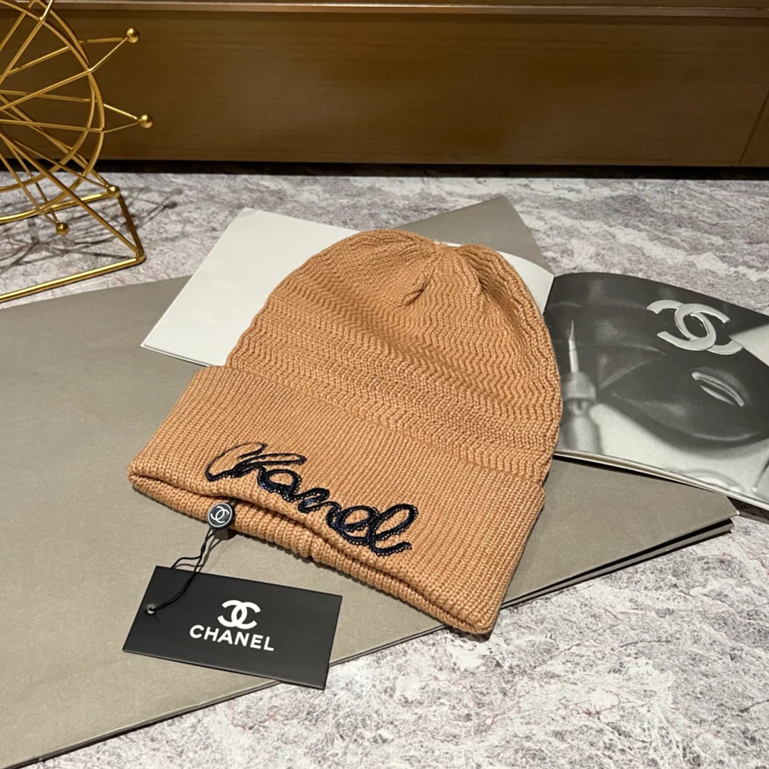 Вязаная шапка Chanel с буквой