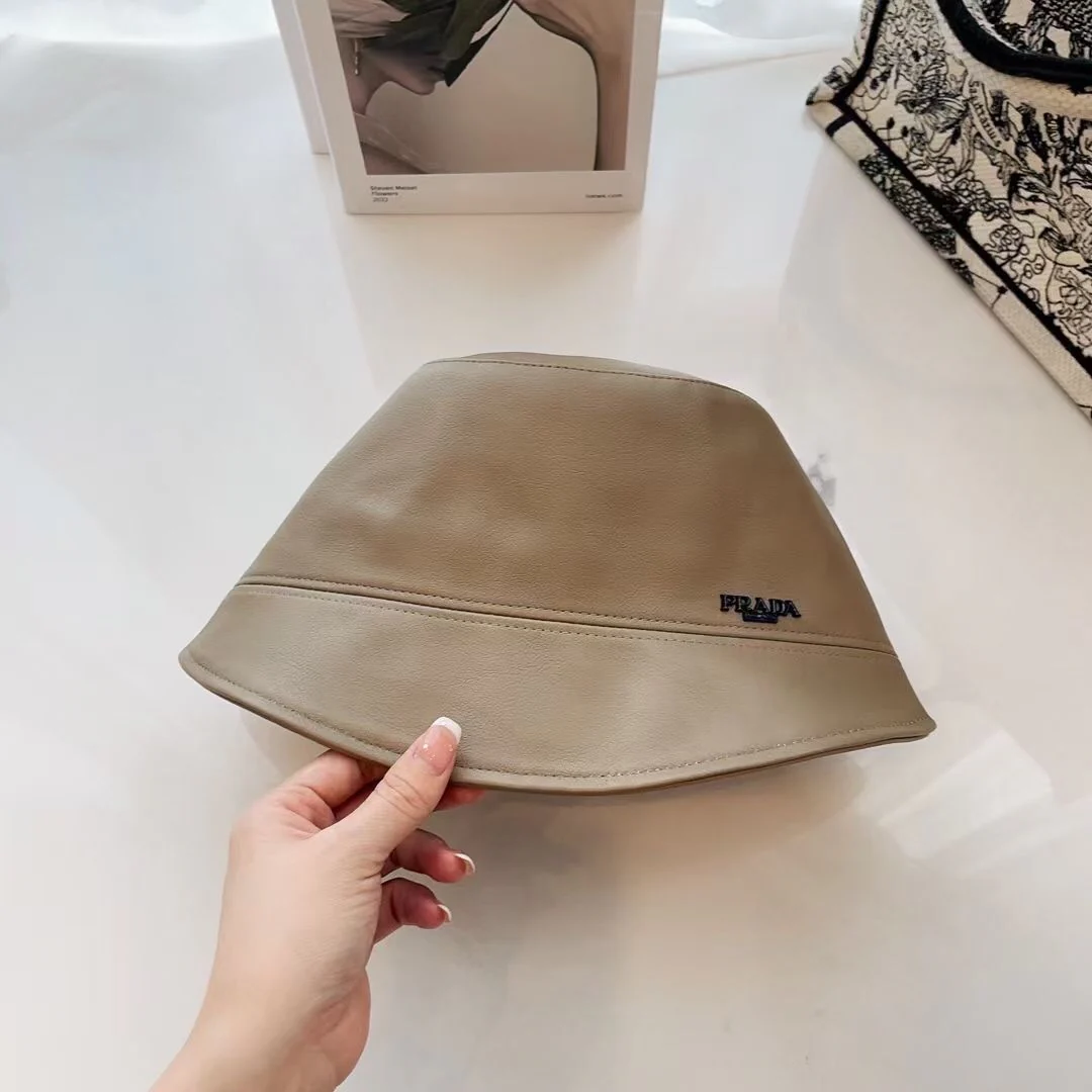 Prada - Кожаная рыбацкая шляпа неправильной формы