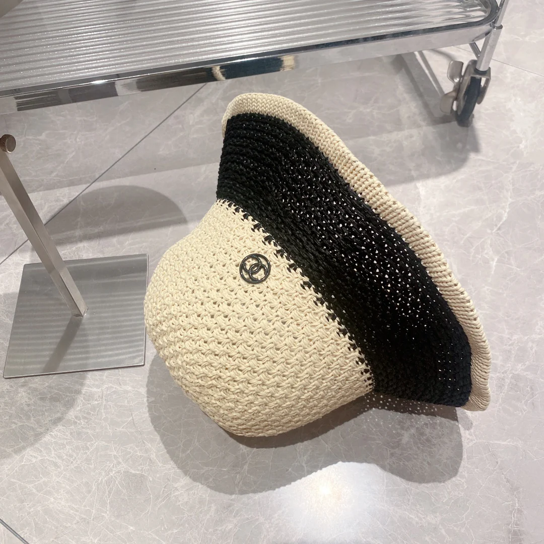 Соломенная рыбацкая шляпа Chanel - белая