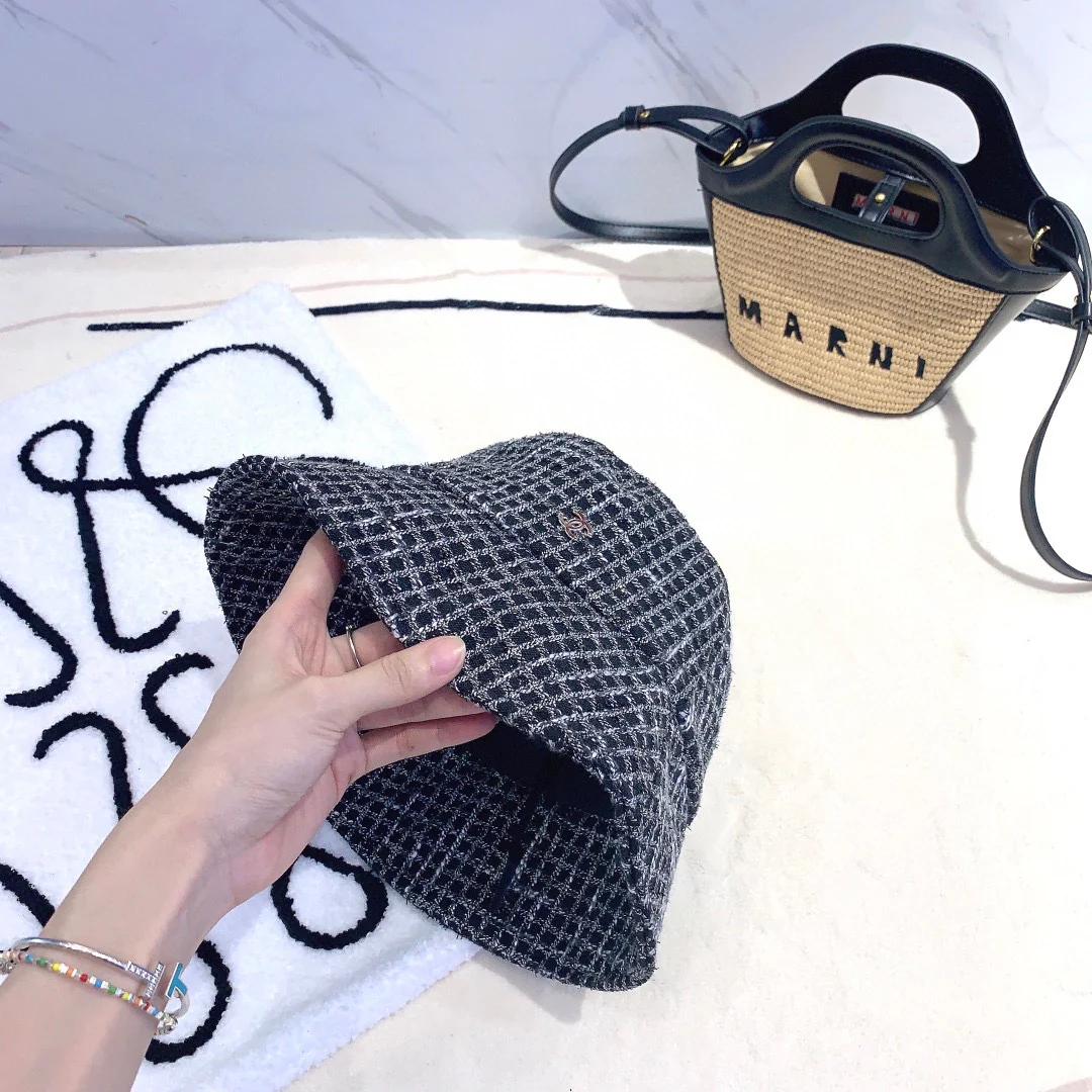 Новая коллекция Chanel ?Ранняя осень 2023? — клетчатая рыбацкая шляпа.