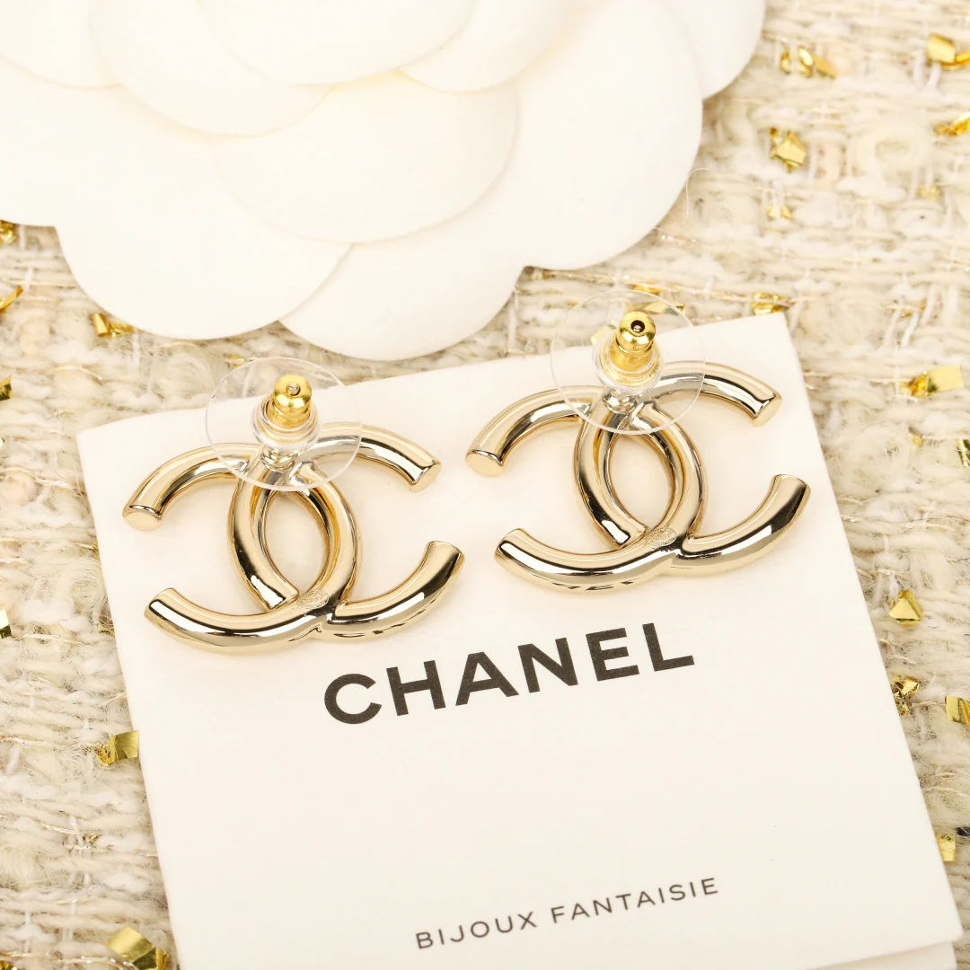 Chanel - 25 пенсов, глянцевые серьги в виде двойной буквы С