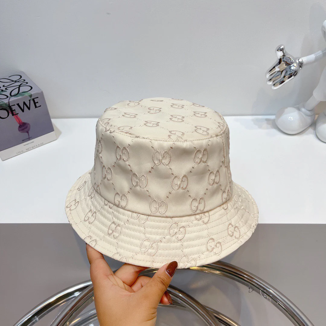 Gucci - Полностью вышитая кепка Damerman с антиморщинистой отделкой - Кремово-глянцевая поверхность выглядит просто потрясающе.