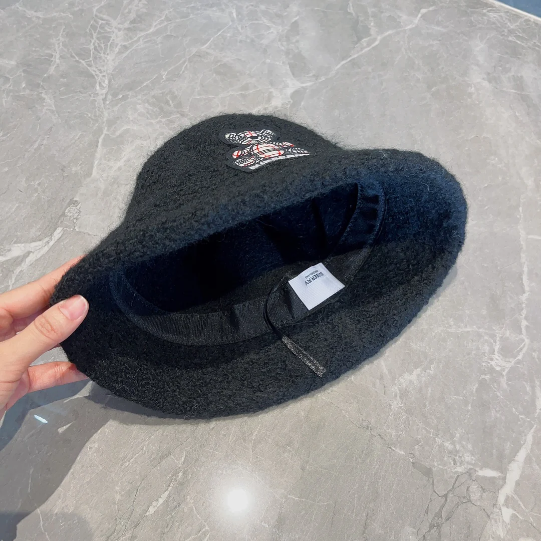 Новая шерстяная рыбацкая шапка Burberry из коллекции осень/зима - черная