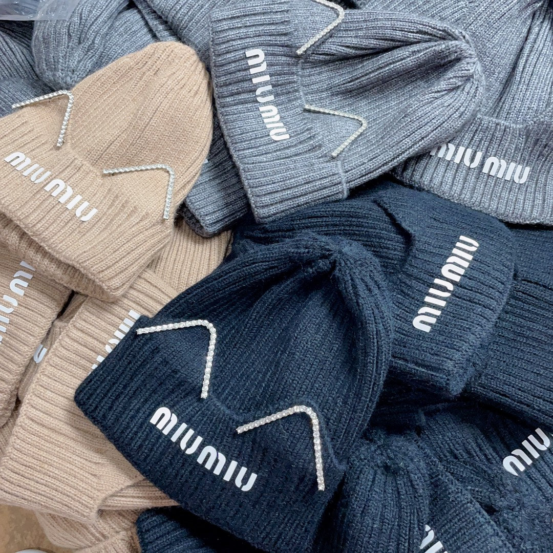 Вязаная шапка Miu Miu с кошачьими ушками.