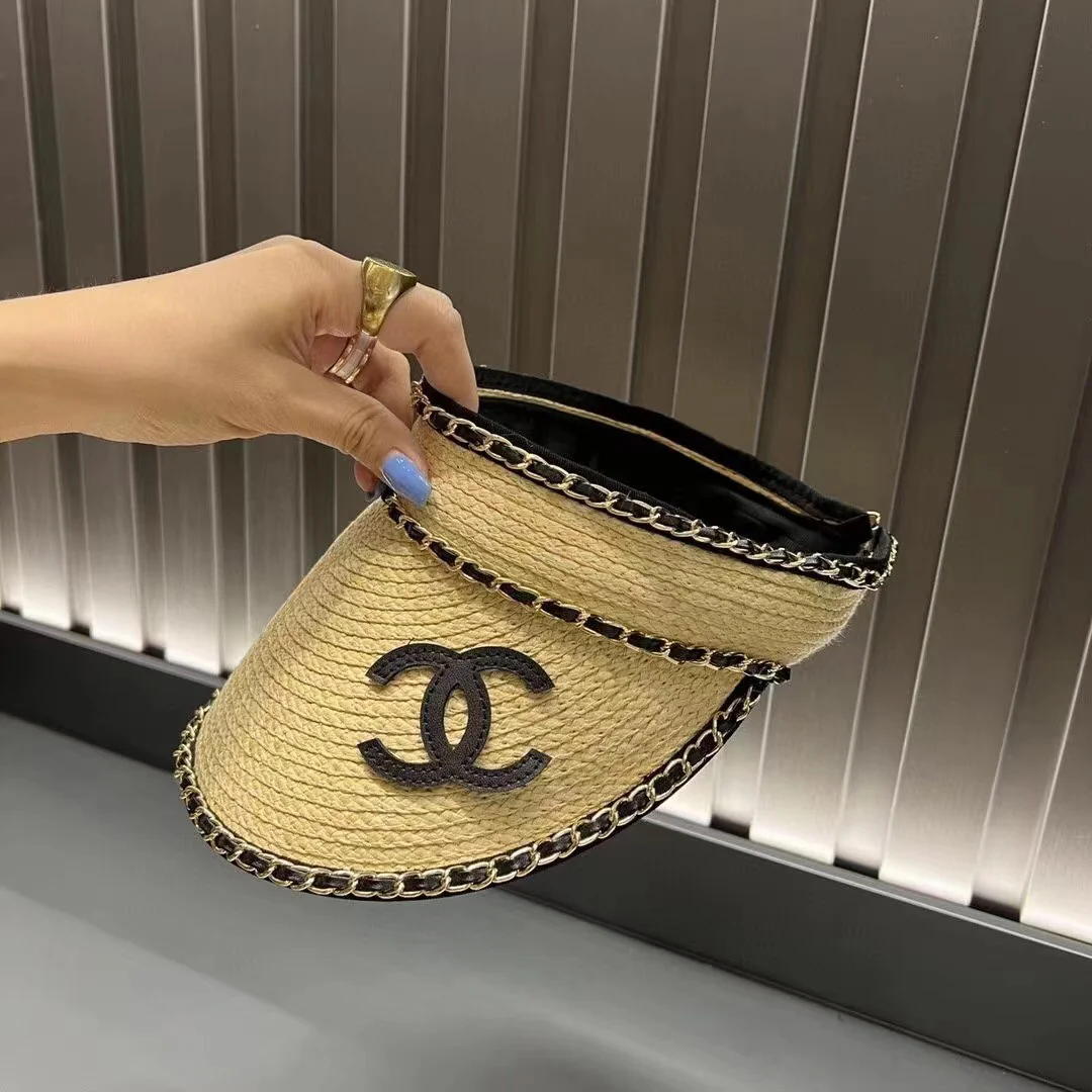 Шляпа от солнца Chanel с открытым верхом и цепочкой