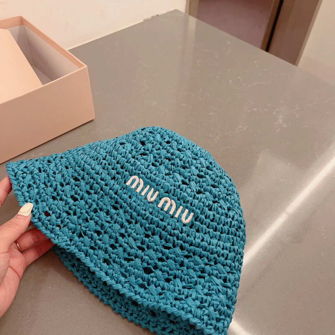 Новинка весны/лета Miu Miu 2023 — вязаная крючком рыбацкая шапка — синяя.