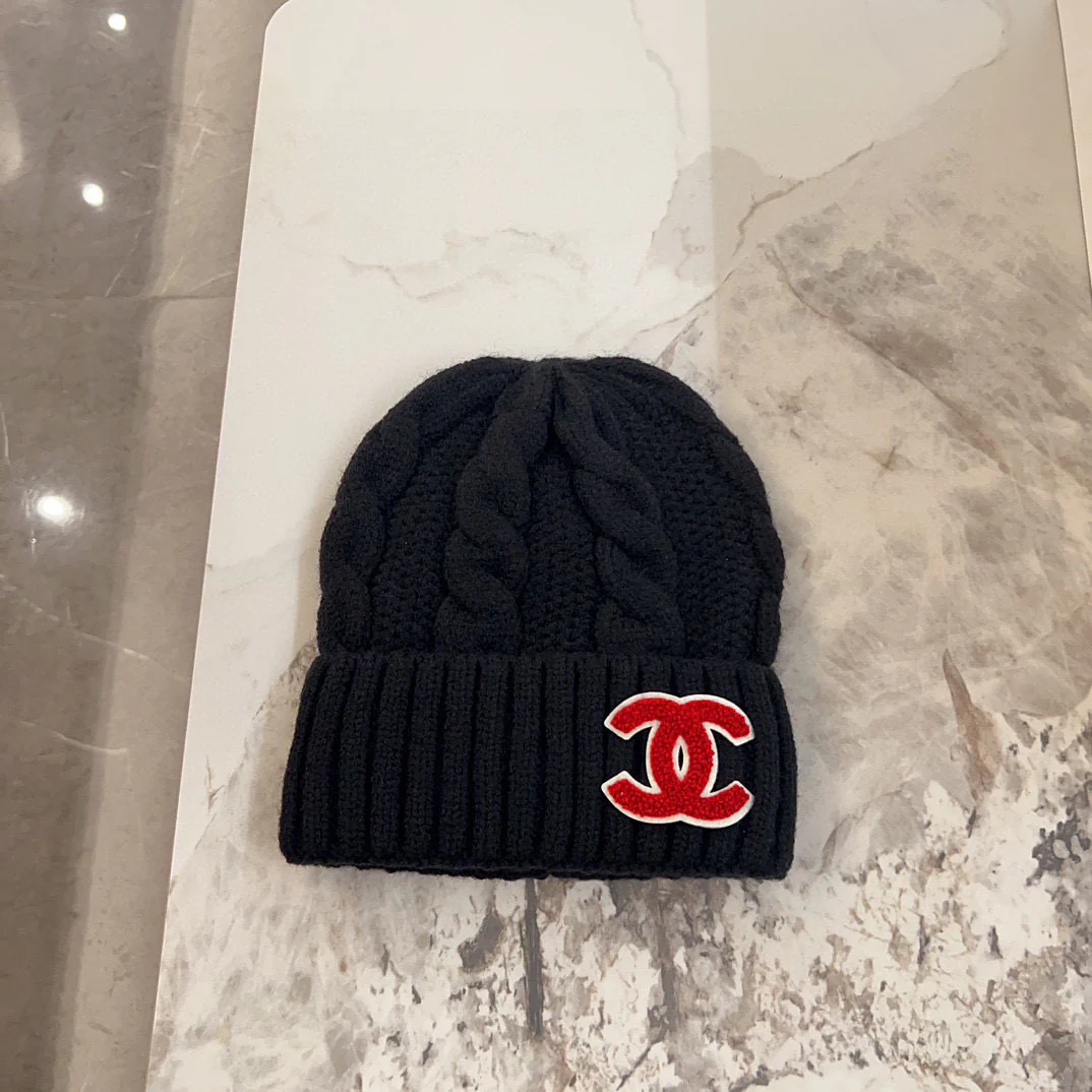 Вязаная шапка Chanel с косами - черная