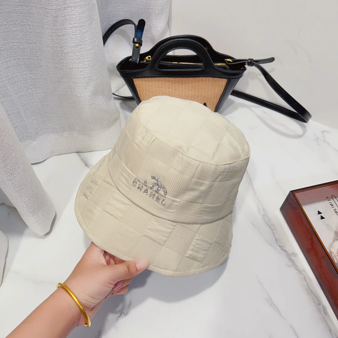 Chanel - Ранняя осень. Новая классическая стеганая рыбацкая шляпа с двойной буквой С и ромбовидным узором - бежевая.
