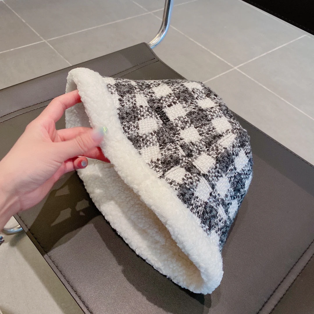 Рыбацкая шляпа Chanel в клетку из овечьей шерсти