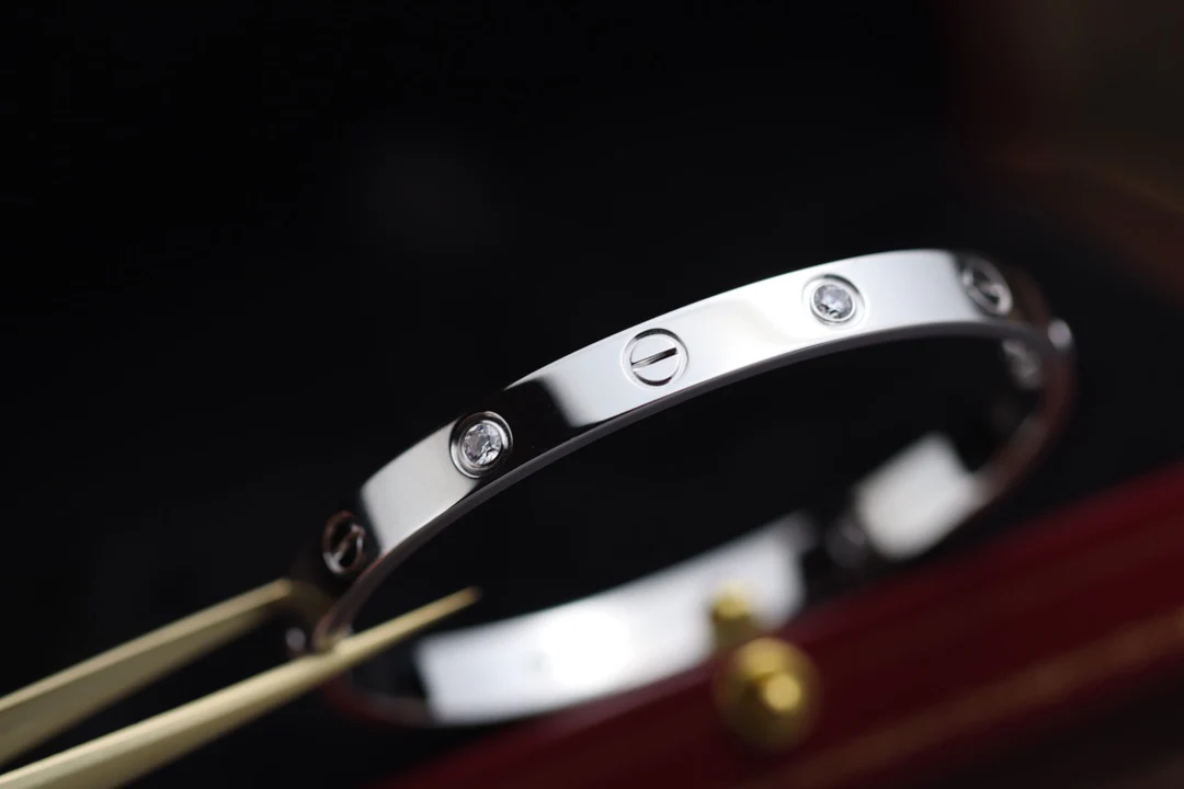 Широкий браслет Cartier Love из белого золота с 4 бриллиантами.