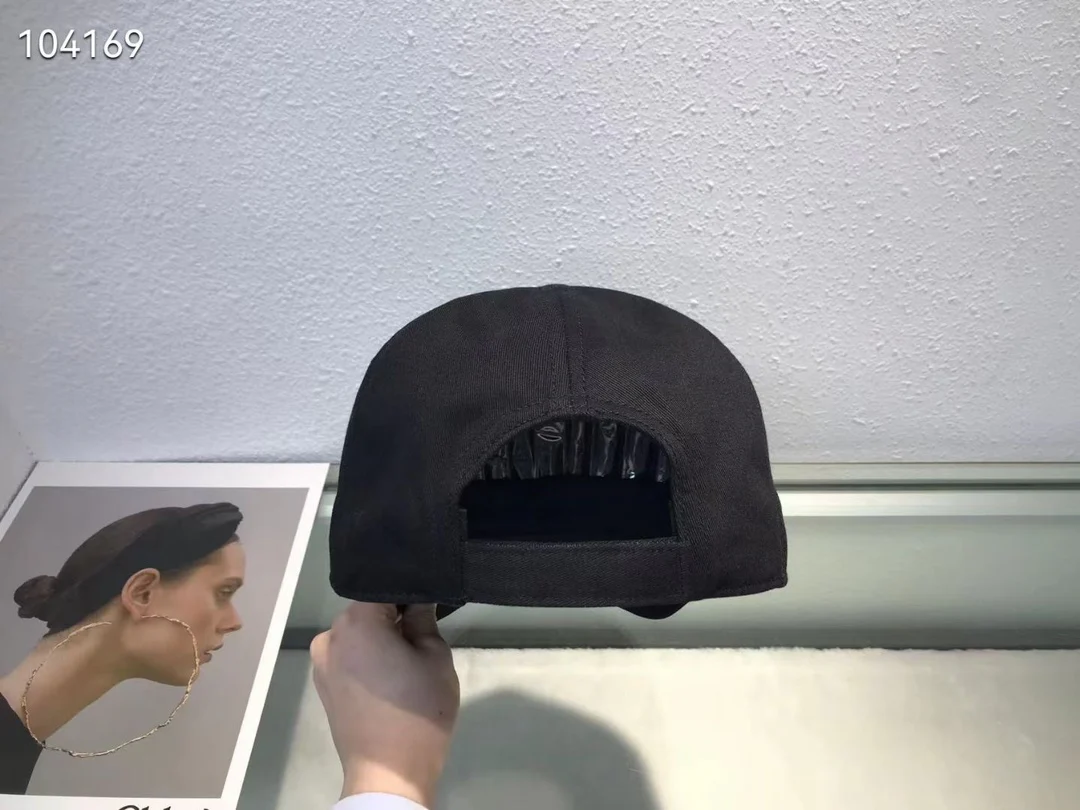 Новая бейсболка Miu Miu весна/лето 2023