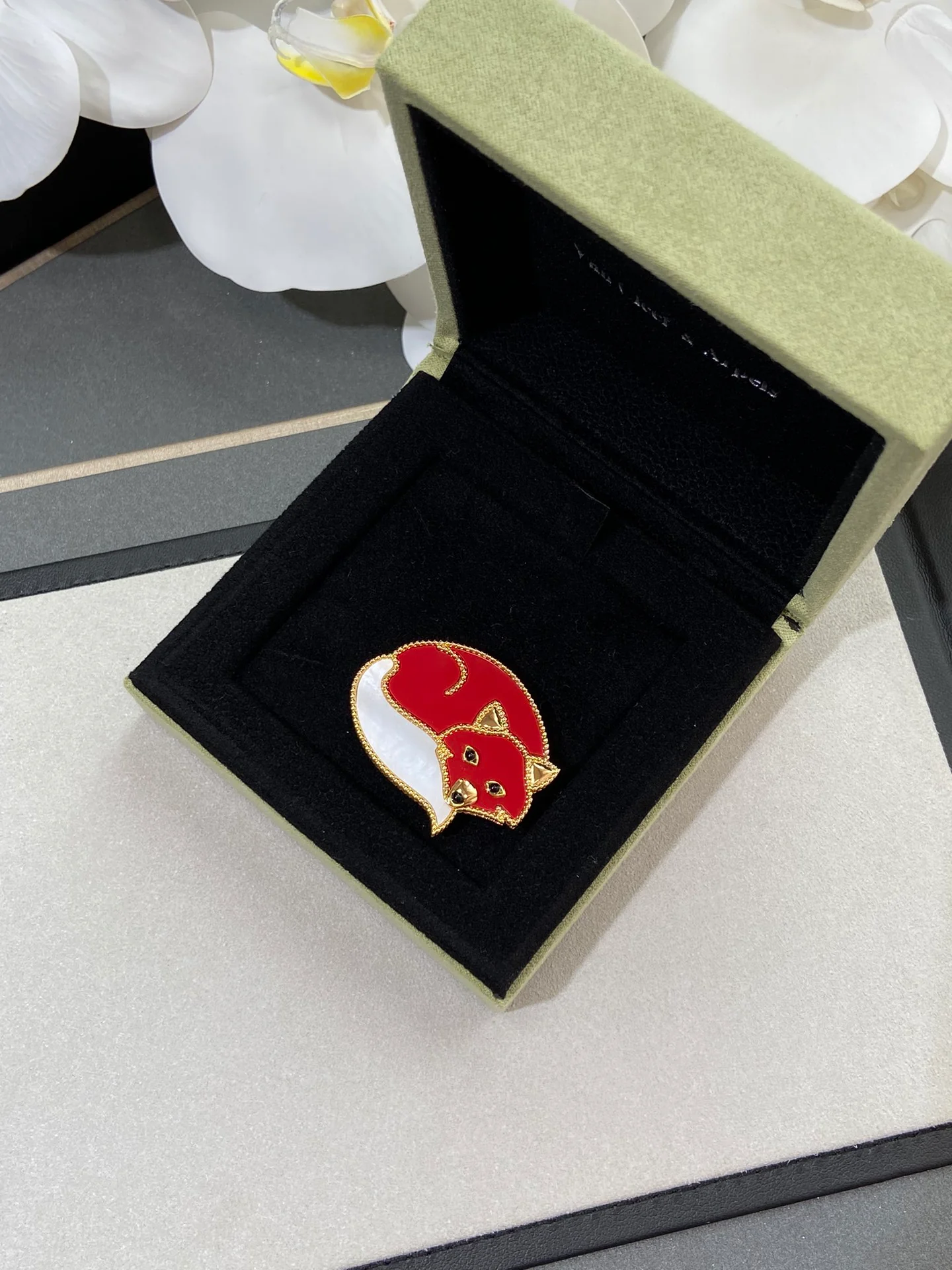 Van Véck - Брошь 005