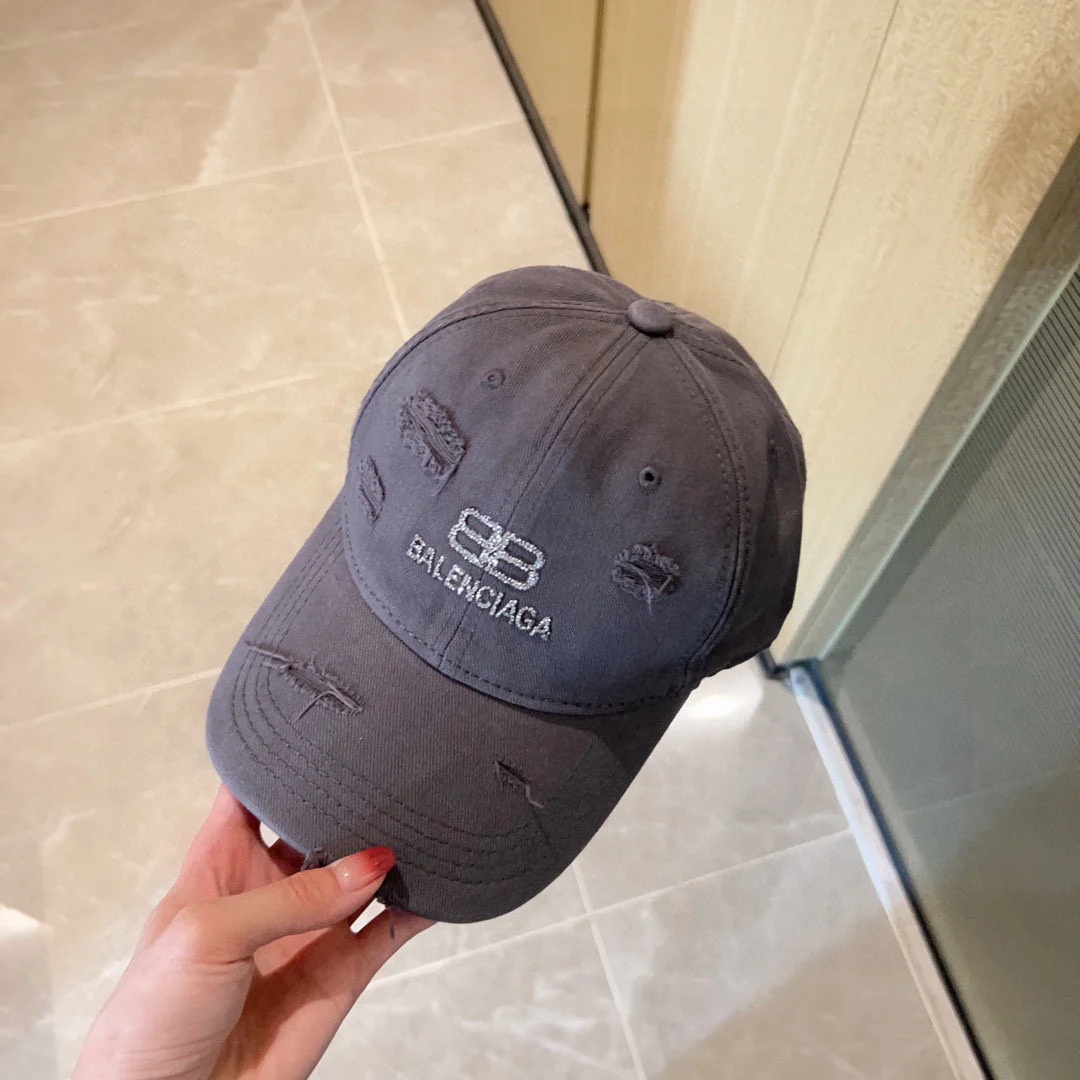 Бейсболка Balenciaga 2023 в стиле ретро с логотипом, украшенным стразами, серая.