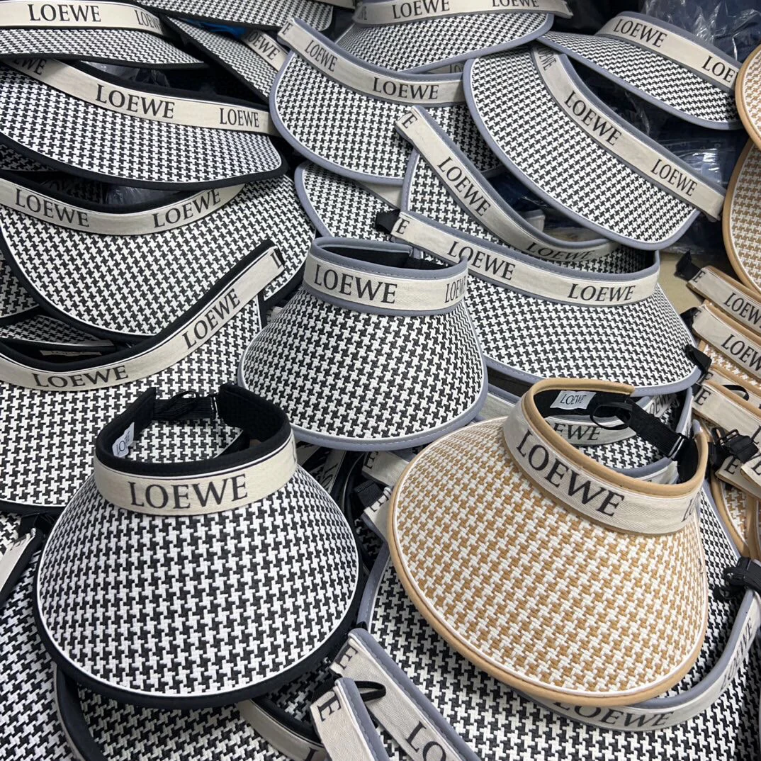 Новинка лета 2024 от LOEWE - Рыбацкая шляпа в клетку 