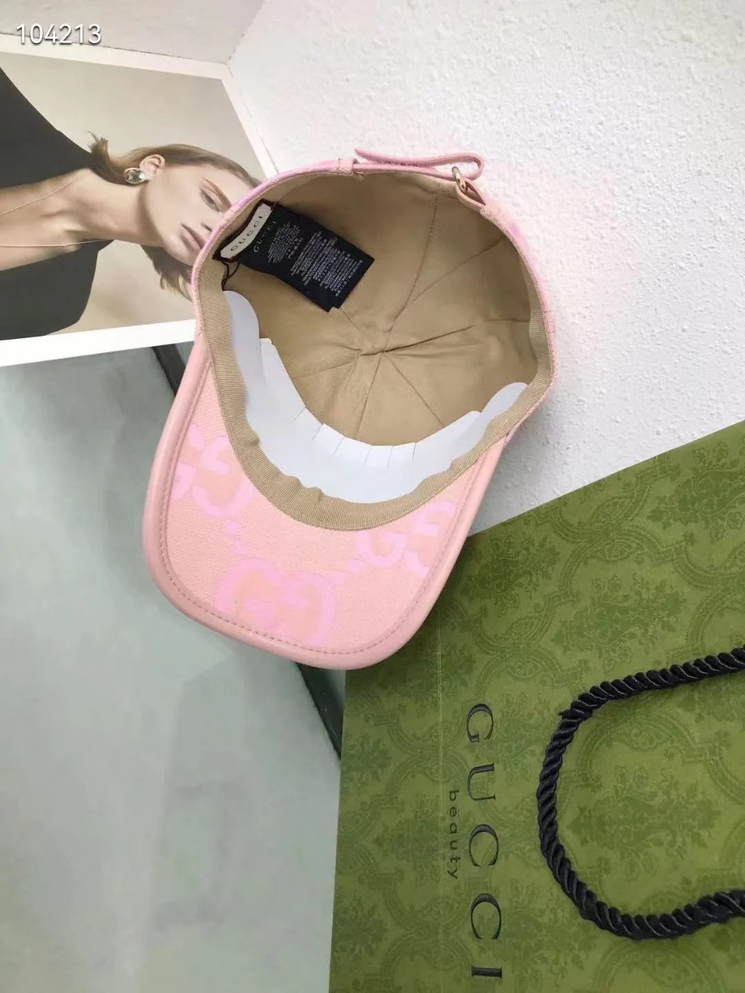 Новинка сезона весна/лето 2023 от Gucci - бейсболка с жаккардовым узором.