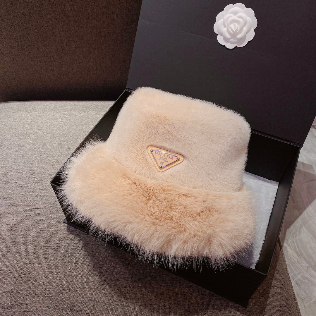 Толстая рыбацкая шапка Prada из норки, абрикосового цвета.