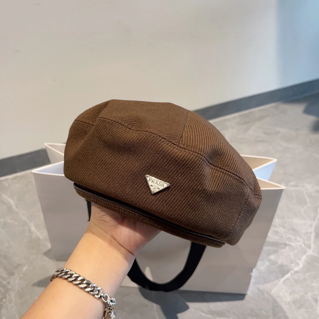 Универсальный берет Prada с треугольным логотипом, коричневый.