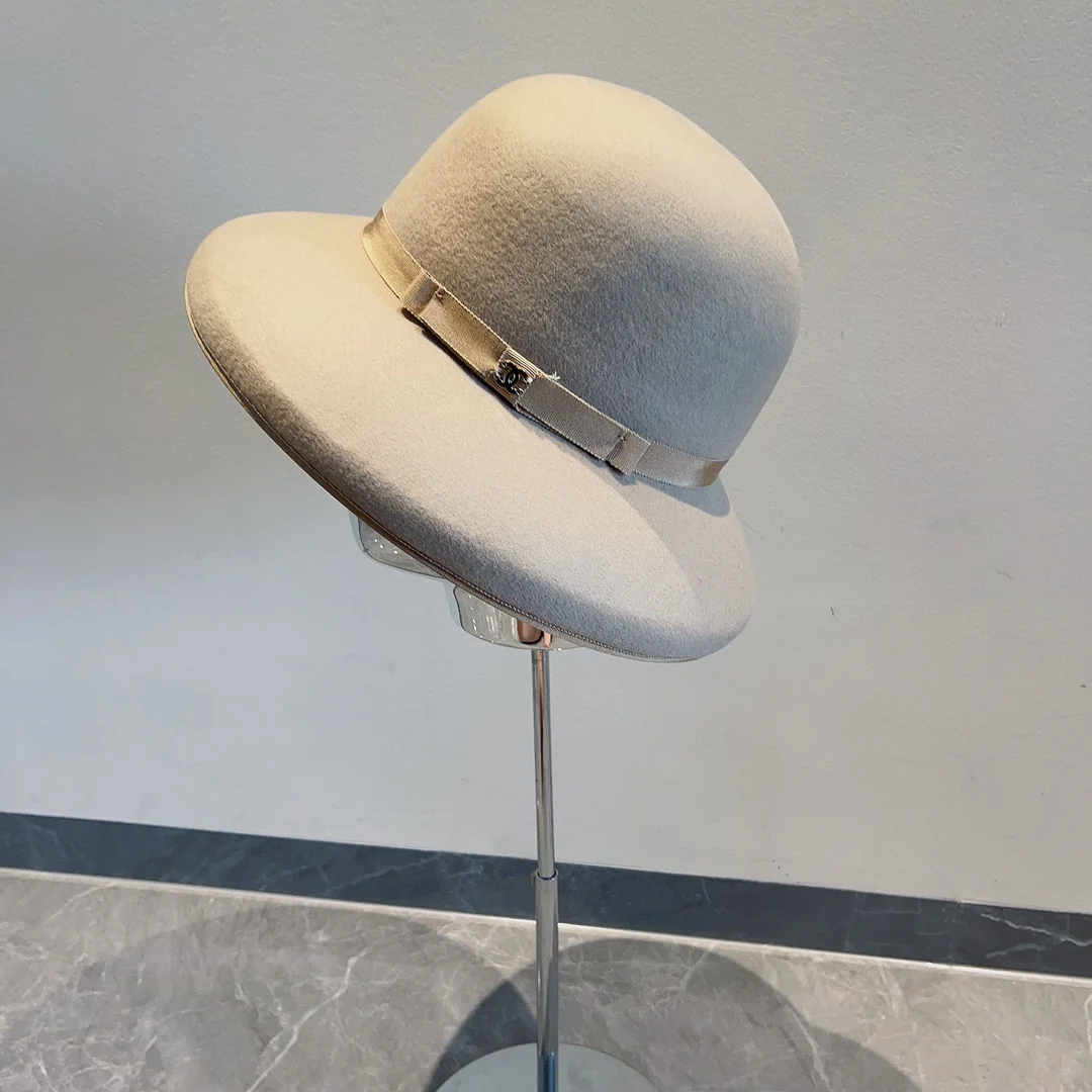 Маленькая шерстяная шляпка-фонарик Chanel Double C, бежевая.